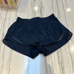 Lululemon hotty hot 2.5 inch short navy size 6